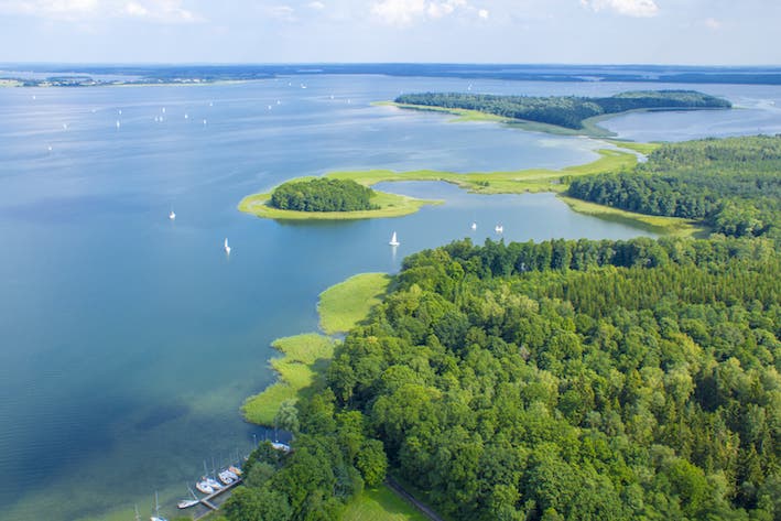 Vista dall'alto su un lago in Masuria, Polonia